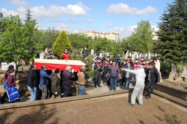 Grup Yorum üyesi Gökçek'in tepkiler üzerine defin yeri değiştirildi