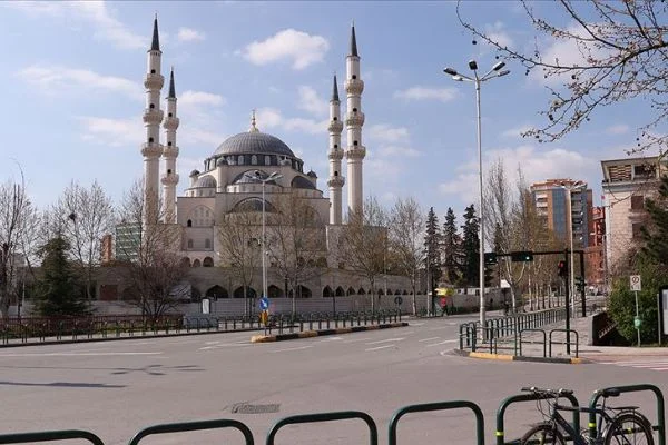 Güvenlik güçleri hemen harekete geçti! Tiran'da camiye molotoflu saldırı