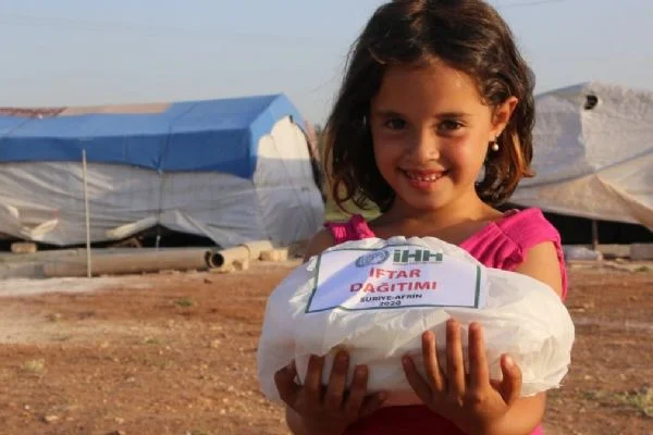 İHH, Afrin'de 20 bin kişilik iftar yemeği dağıttı