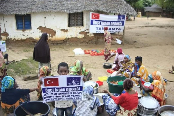 İhtiyaç sahiplerinin olduğu her yerde "Önce İnsan" olarak varız