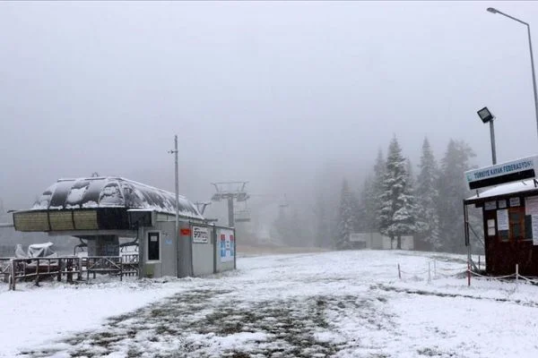 Ilgaz Dağı mayıs ayında yağan karla beyaza büründü