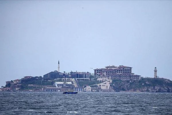 İsmi 'yassı', namı 'yaslı' ada, Demokrasi ve Özgürlükler Adası olarak yeniden doğuyor
