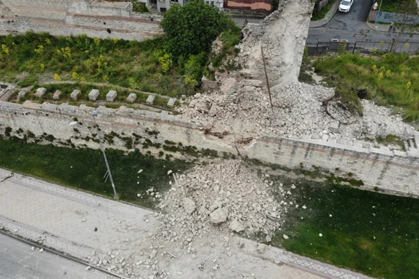İstanbul'daki tarihi surlarda çökme