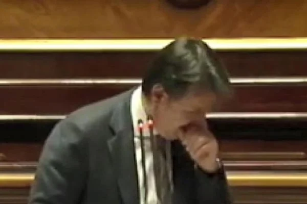 İtalya Başbakanı Conte kürsüde öksürük krizine girdi, vekiller 'maske tak' diye tepki gösterdi