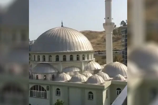 İzmir'de cami hoparlörlerinden 'Çav Bella' çalındı