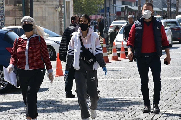 İzmir'de de maske takma zorunluluğu getirildi