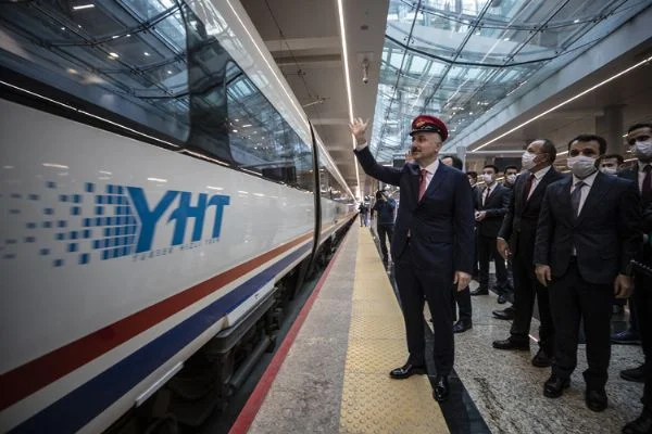 Karaismailoğlu: Kovid-19 nedeniyle durdurulan tren seferleri yeniden başlamıştır