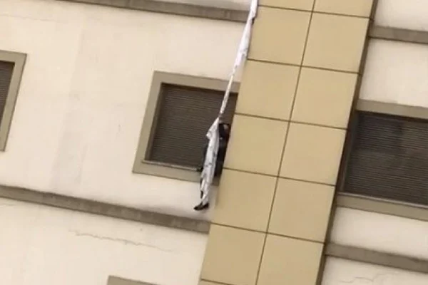 Karantinadaki bir kişi çarşafla hastaneden kaçmaya çalıştı