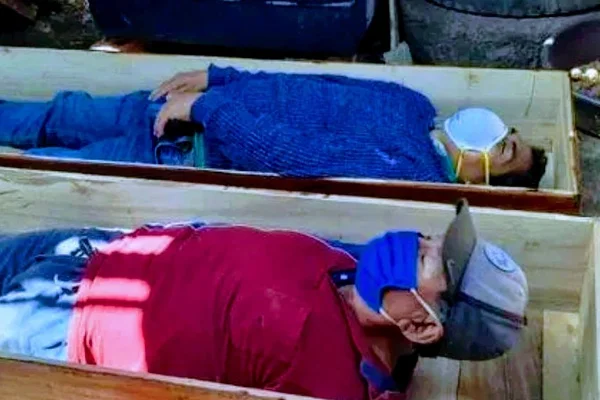 Karantinayı delen belediye başkanı tabutta ölü taklidi yaptı
