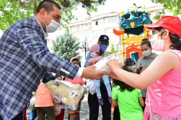 Kastamonu Belediyesinden çocuklara bayram hediyesi