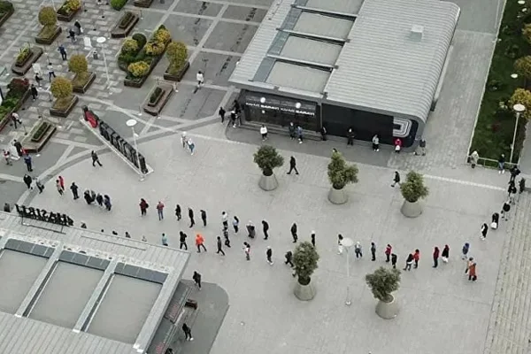 Kısıtlama sonrası AVM'lerde yoğunluk: Uzun kuyruklar oluştu