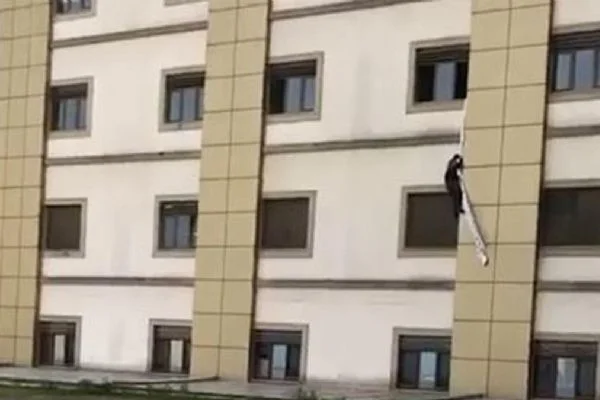 Koranavirüs şüphelisi çarşafları bağlayıp hastaneden kaçmaya çalıştı