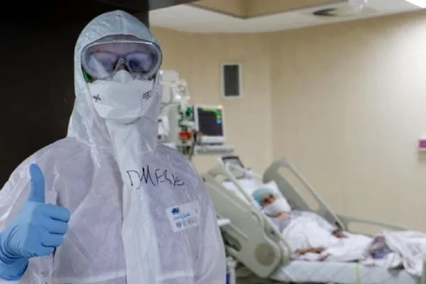 Kovid-19'u yenen doktor görevinin başına döndü