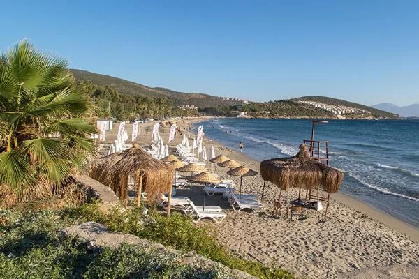 Kuşadası sosyal mesafede serinliyor