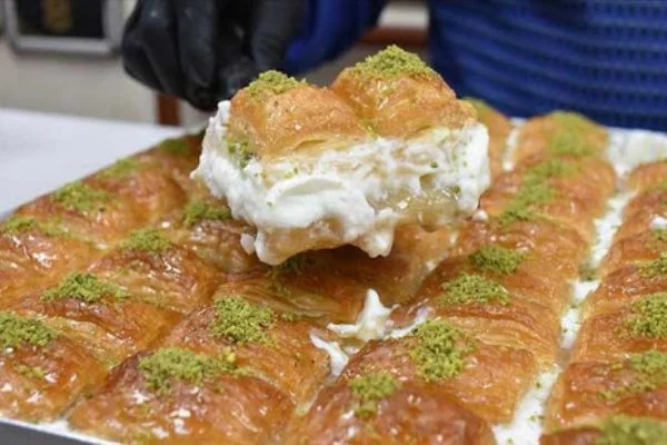 Manda kaymaklı baklava ramazan sofralarında