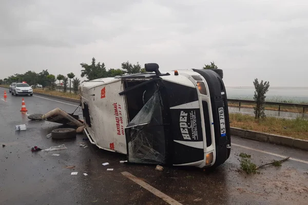 Manisa'da tarım işçilerini taşıyan minibüs devrildi: Çok sayıda yaralı var