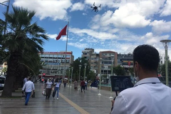 Maske takmayanlar drone ile tespit edilip uyarıldı