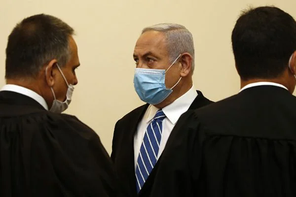 Netanyahu'nun 'yolsuzluk, rüşvet ve görevi kötüye kullanmak'tan yargılandığı davanın ilk duruşması sona erdi