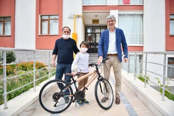 'Öğrenciler Evden Yarışıyor' etkinliğinin birincileri hediyelerini Başkan Kaplan'dan aldı