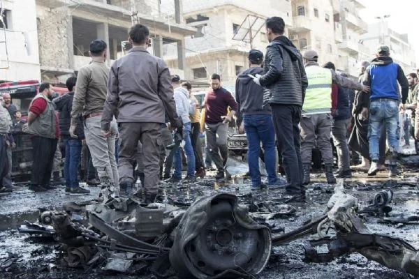 Paket içindeki bombanın patlaması sonrası 18 sivil yaralandı