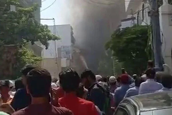 Pakistan'da yolcu uçağı evlerin üstüne düştü
