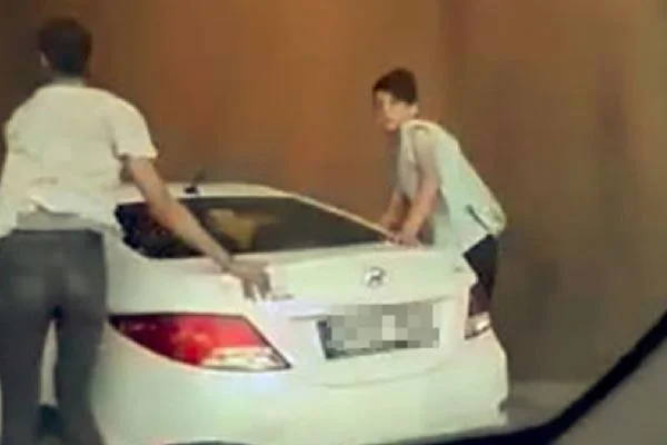 Patenli gençlerin tehlikeli oyunu hayrete düşürdü
