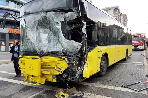 Pendik'te feci kaza: İETT otobüsü ile sulama tankeri çarpıştı