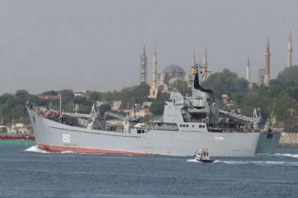 Rus savaş gemisi İstanbul Boğazı'ndan geçerek Marmara Denizi'ne açıldı