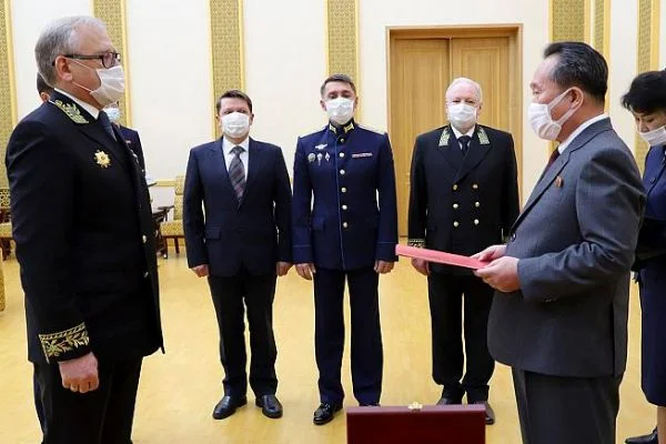 Rusya Devlet Başkanı Putin'den Kuzey Kore lideri Kim Jong-un'a madalya