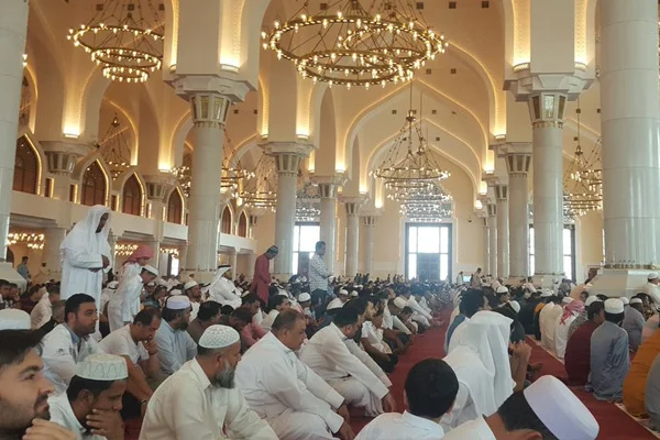 S. Arabistan'da camiler iki ay sonra ibadete açıldı