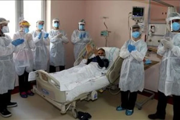 Şehir hastanesinin beyaz melekleri Kovid-19'la savaşa destek veriyor