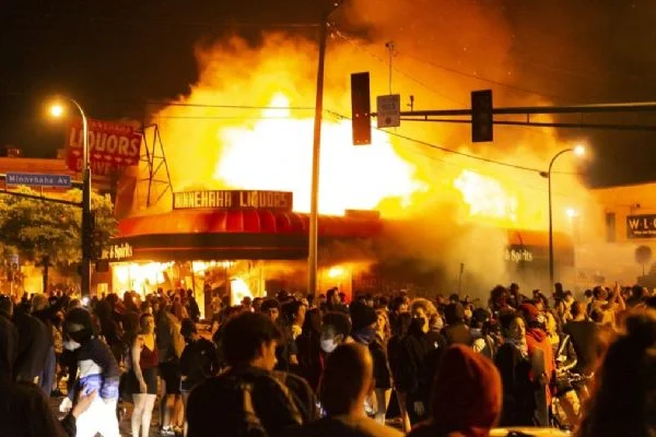 Siyahi Amerikalı Floyd'un öldürülmesine yönelik protestolar 4. gününde
