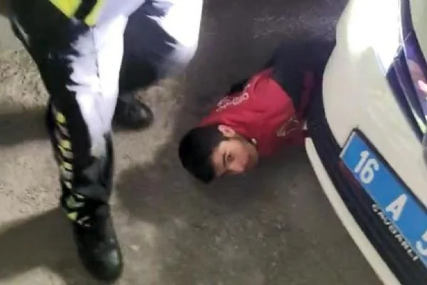 Sokağa çıkma kısıtlamasını fırsat bilen hırsızlar, 5 dakikada yakalandı