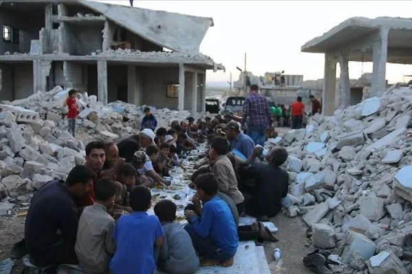 Suriye'de yaşamak: Enkaz içinde toplu iftar