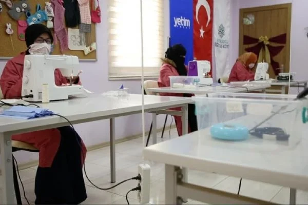 Suriyeli yetim anneler koronavirüsle mücadele için maske üretiyor