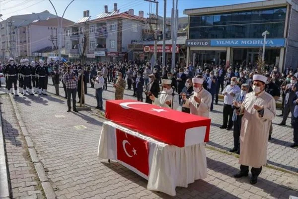Terör saldırısında şehit olan belediye çalışanı toprağa verildi