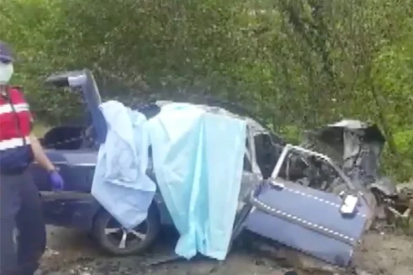 Trabzon'da feci kaza! Çay işçilerinin otomobili alev aldı: 3 ölü
