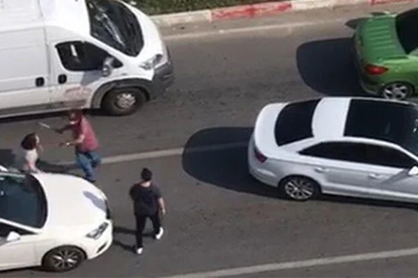 Trafikte tartıştığı kadınları sopayla dövdü