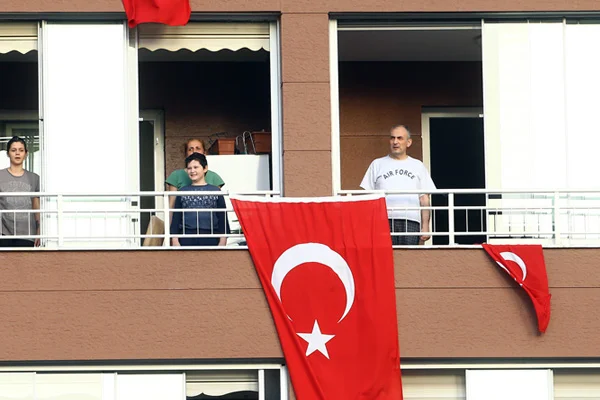 Tüm Türkiye 19.19'da İstiklal Marşı okudu