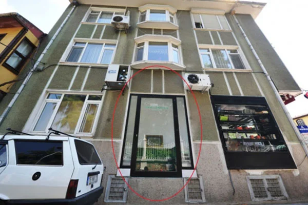 Türbenin üzerine 5 katlı apartman diktiler