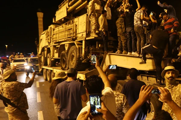 Vatiyye'de imha edilen Pantsir, Trablus sokaklarında