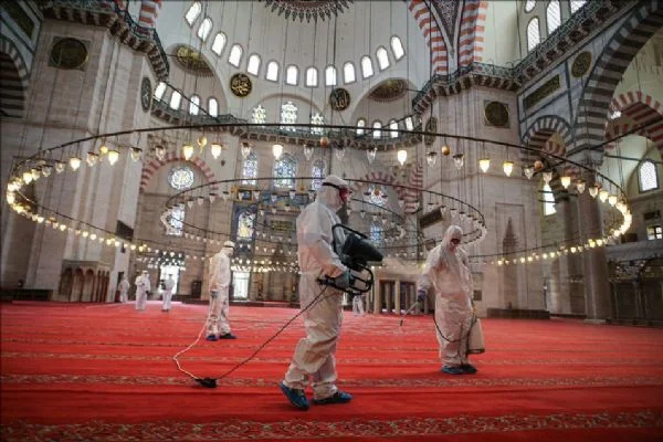 Yeniden ibadete açılacak camiler dezenfekte ediliyor