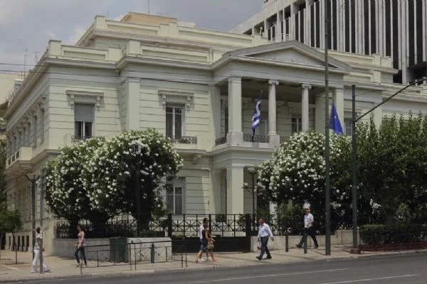 Yunanistan Dışişleri Bakanlığı Türk bayrağının yakılmasını kınadı