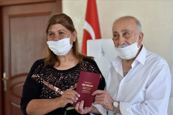 Zabıtaya hitabıyla duygulandıran Burhan amca 30 yıl önce boşandığı eşiyle yeniden evlendi
