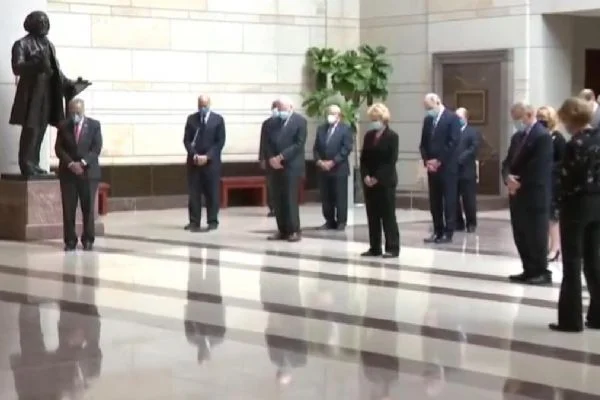ABD'de Demokrat senatörlerden George Floyd için 8 dakikalık saygı duruşu