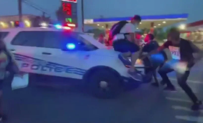ABD'de polis aracını göstericilerin üzerine sürdü
