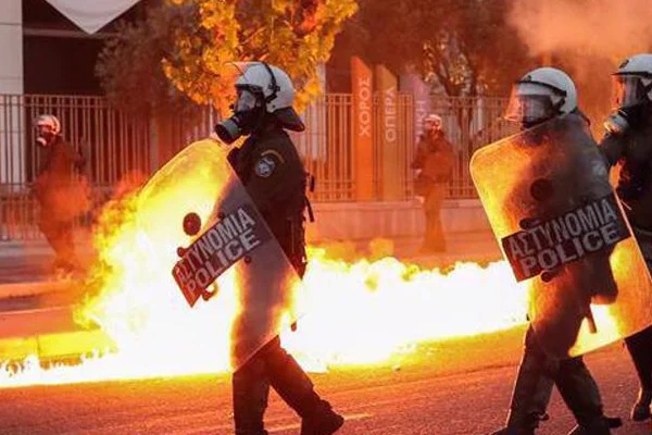 ABD'deki protestolar Yunanistan'a sıçradı: Polis ile göstericiler arasında çatışma çıktı