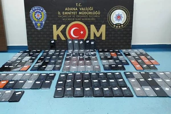 Adana'da kargoya verilen pakette kaçak cep telefonu ve sigara ele geçirildi