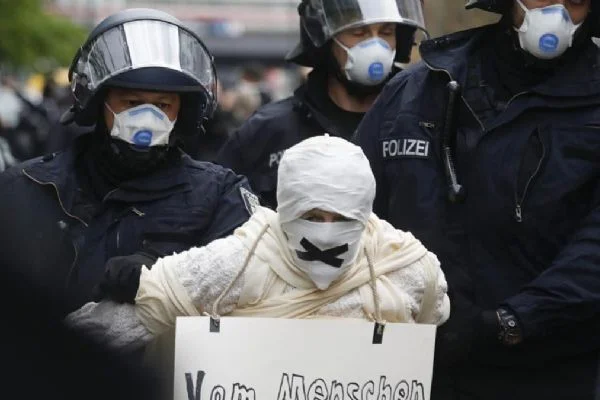Almanya'da Kovid-19 karantinasını aşmak isteyenler 8 polisi yaraladı