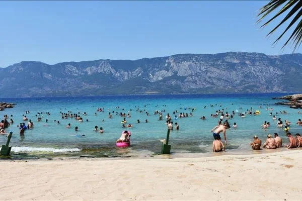 Antalya ve Muğla plajları doldu taştı